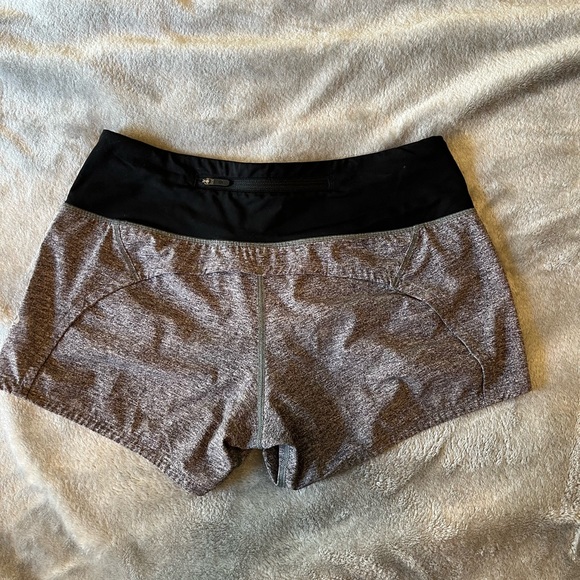 Lululemon size 4 hotty hots 2.5 inch in the color heathered grey/ black - Picture 3 of 3